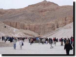 La valle des Rois servit de lieu d'hinumation pour les souverains d'Egypte, de Thoutmosis premier (1493-1481 av JC) jusqu' Ramss XI (1099-1069 av JC)